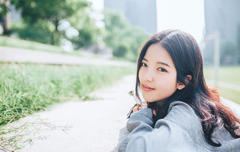 “如果夫君不小气的话，姐姐就真该担忧你的将来了。”大乔苦笑道，如果吕布真的一点反应都没有，那就证明，小乔在吕布眼里，依旧是个玩物，现在整个乔家都迁来了长安，仰吕布鼻息生存，如果他们姐妹失宠了，那对乔家来说，就是一个巨大的打击，就算吕布不去对付乔家，也不会再关照，那些嗅觉敏锐的政客们绝对不会放过这个打击乔家的机会。